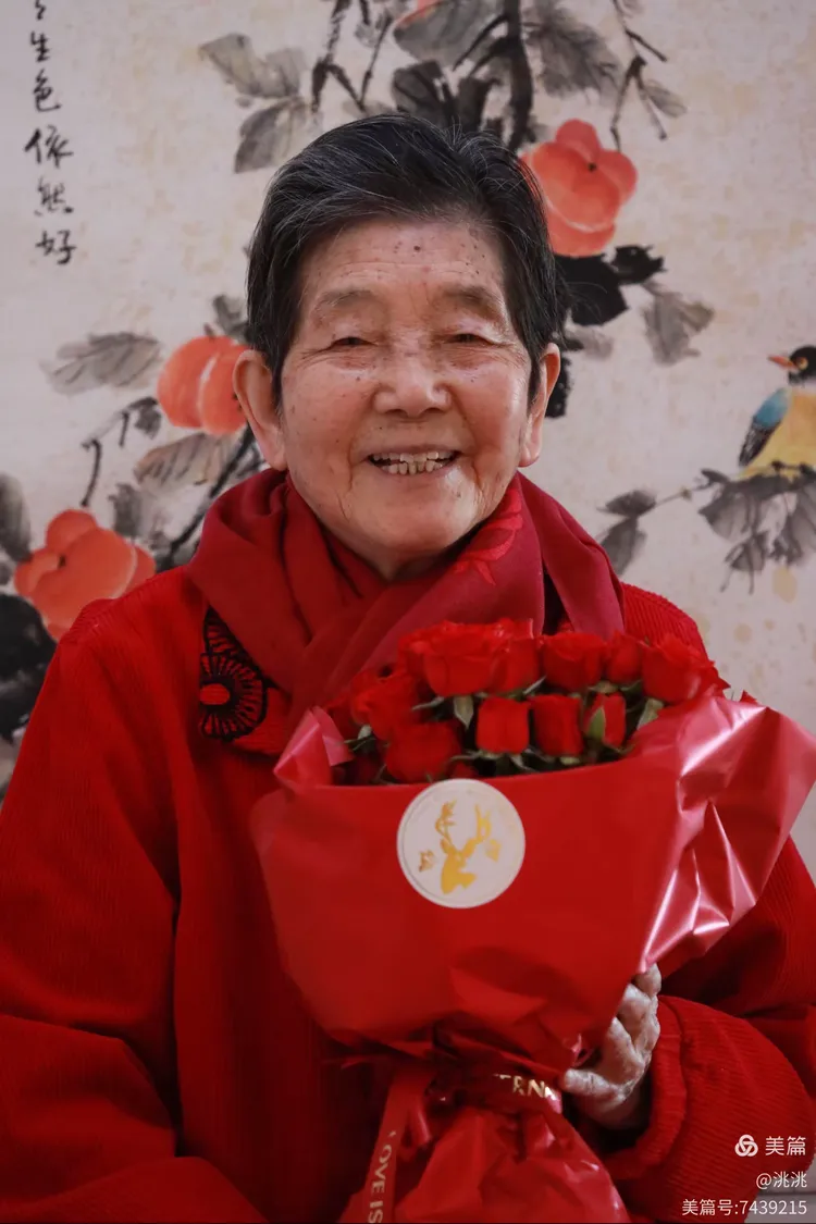 梦中重逢，母亲以华服示人，笑颜如昔